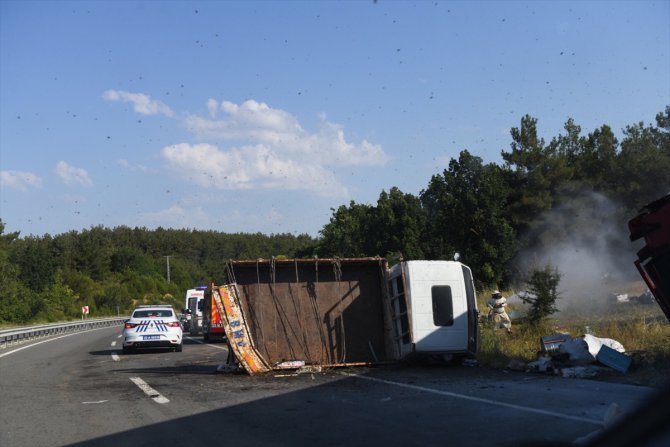 Edirne'de 2 kamyonet ile tırın çarpıştığı kazada 4 kişi öldü, 1 kişi yaralandı