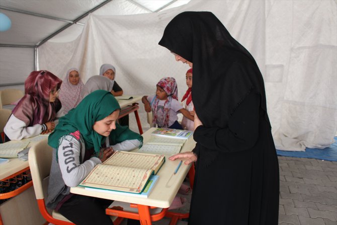 Hatay'da depremzede çocuklar Kur'an-ı Kerim öğreniyor