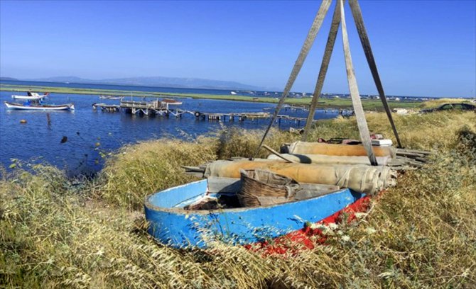 İzmir'de kaçak avcılıkta kullanılan 2 tekne ele geçirildi