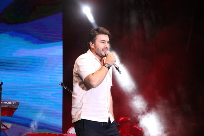 Şarkıcı Mustafa Ceceli Niğde'de konser verdi