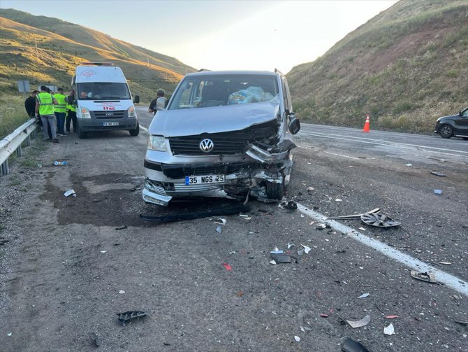 Sivas'ta otomobil ile minibüs çarpıştı, 4 kişi yaralandı