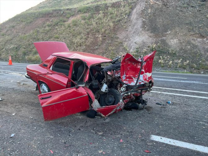 Sivas'ta otomobil ile minibüs çarpıştı, 4 kişi yaralandı