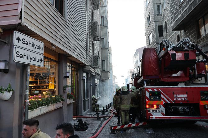 Sultanahmet'te otelde çıkan yangına itfaiye ekiplerince müdahale ediliyor