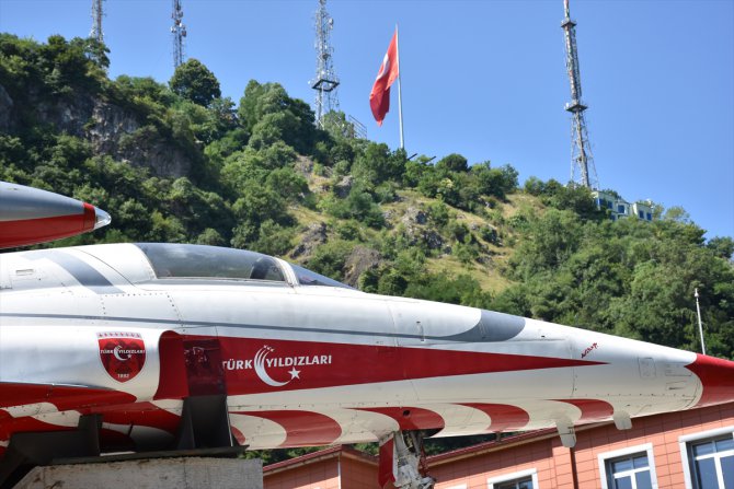 Türk Yıldızları'nın gösteri uçağı Trabzon'daki öğrencilerin eğitiminde kullanılacak