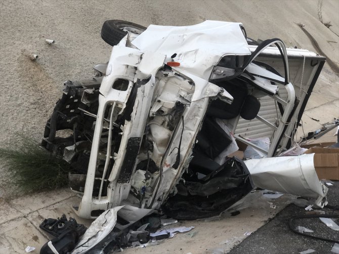 Bursa'da kamyonetin tıra arkadan çarpması sonucu 1 kişi öldü