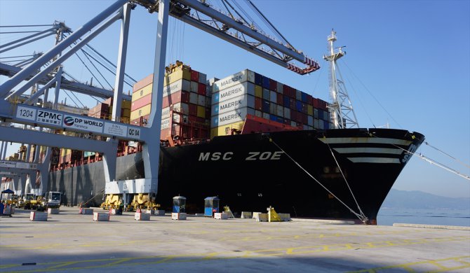 Dev konteyner gemisi "MSC Zoe" Kocaeli'ye geldi