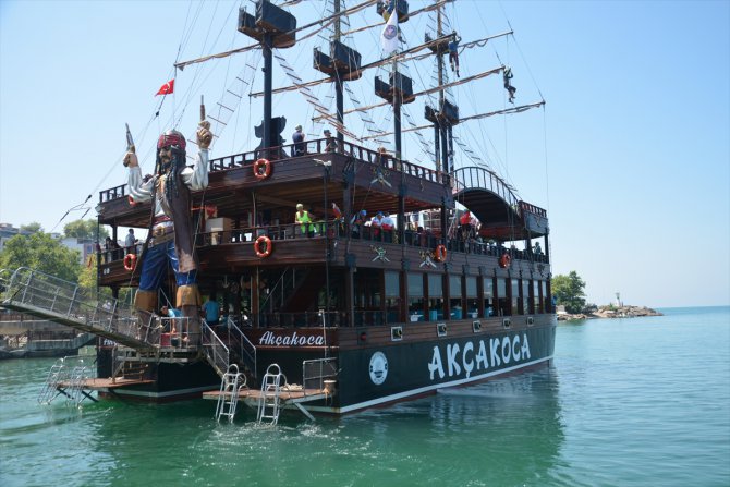 Düzce'de tatilciler "Pusula Katamaran" ile deniz turu yapıyor