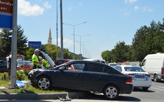 Erzurum'da iki otomobil çarpıştı, 6 kişi yaralandı