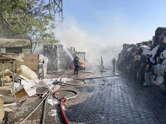 Kayseri'de keçe üretilen fabrikada çıkan yangın söndürüldü