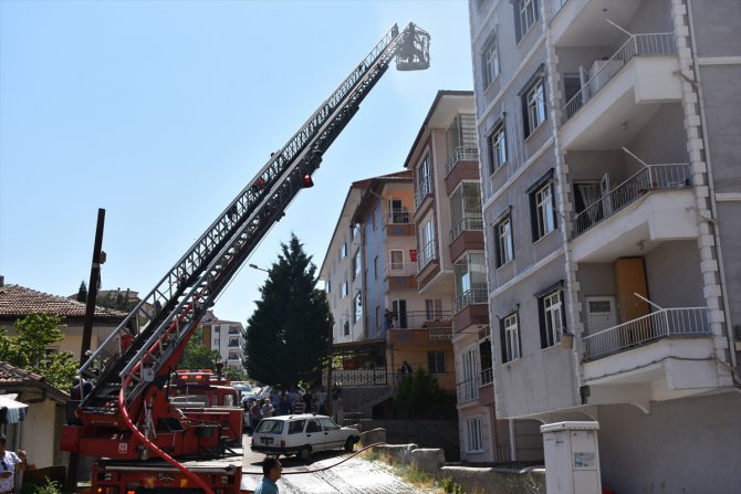 Kırıkkale'de 5 katlı binada çıkan yangında anne ve 3 çocuğu dumandan etkilendi