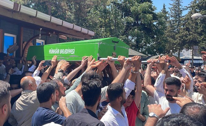 Adana'da bıçaklı saldırıda ölen HÜDA PAR'lı Sacit Pişgin'in cenazesi defnedildi