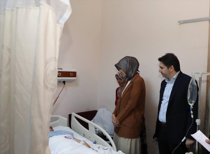 Bakan Yardımcısı Bağcı, Afyonkarahisar'da yaralanan tarım işçilerini ziyaret etti