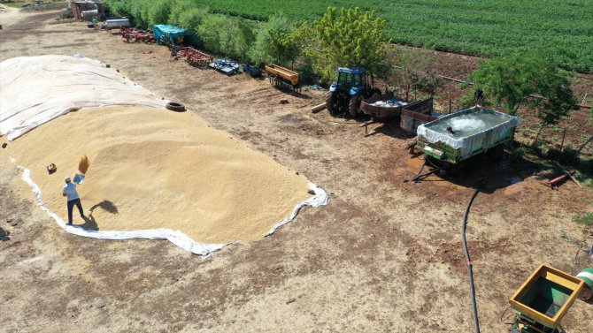 Diyarbakırlı çiftçi sıcaktan bunalan çocukları için traktörünün römorkunu havuza çevirdi