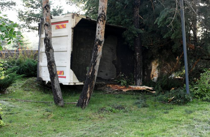 Erzurum'da hafriyat kamyonu devrildi, 2 kişi yaralandı