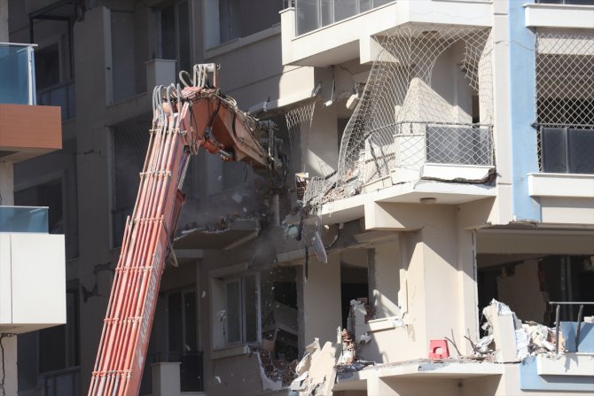 Hatay'da ağır hasarlı binaların yıkımı sürüyor