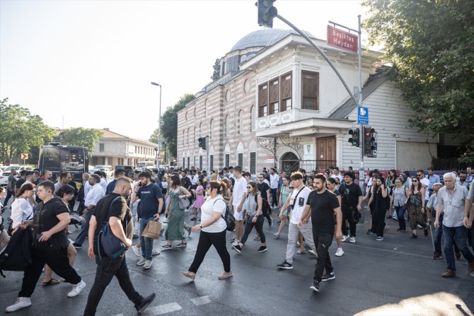 İBB'nin Beşiktaş Meydanı'ndaki çevre düzenlemesi "trafik yoğunluğu" şikayetlerine neden oldu