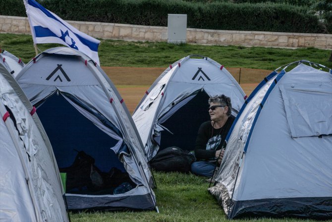 İsrail'de protestocular yargı düzenlemesine karşı Meclisin yakınına çadır kurdu