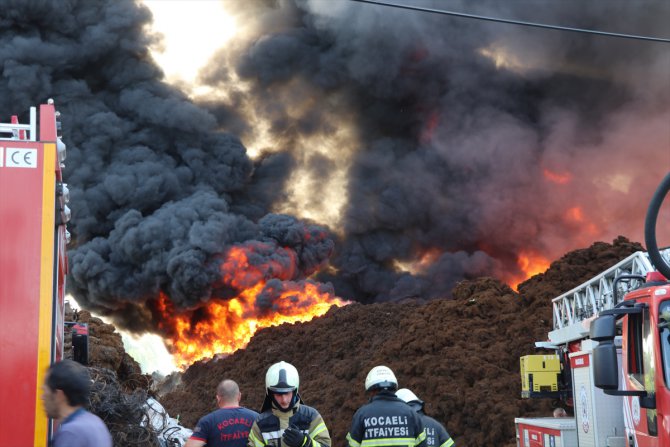 GÜNCELLEME - Kocaeli'de geri dönüşüm fabrikasında çıkan yangın kontrol altına alındı