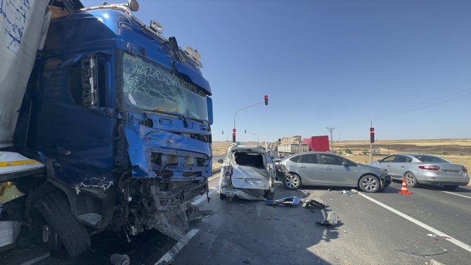 Şanlıurfa'da kırmızı ışıkta beklerken tırın çarptığı araçlardaki 6 kişi yaralandı