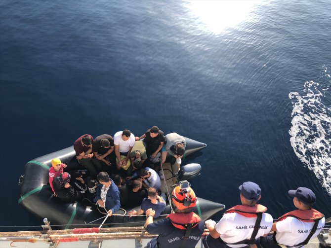 Ayvalık açıklarında 16 düzensiz göçmen yakalandı, 13 yabancı uyruklu kurtarıldı