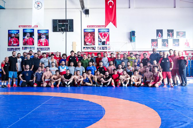 Başkan Şeref Eroğlu, grekoromen güreşçileri ziyaret etti
