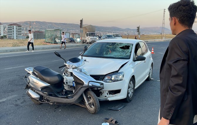 Elazığ'da otomobilin motosiklete çarptığı kazada 5 kişi yaralandı