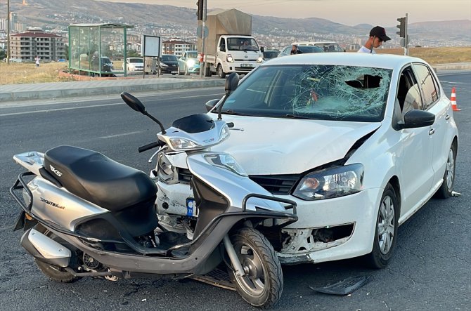 Elazığ'da otomobilin motosiklete çarptığı kazada 5 kişi yaralandı