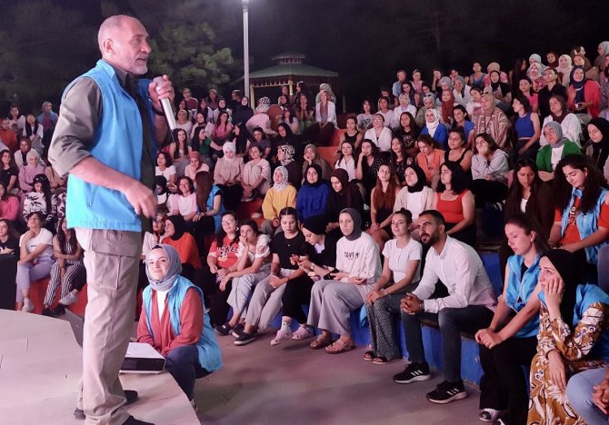 Emniyet Müdürü Ahmet Sula, konferanslarla gençleri "Türkiye Yüzyılı"na hazırlıyor