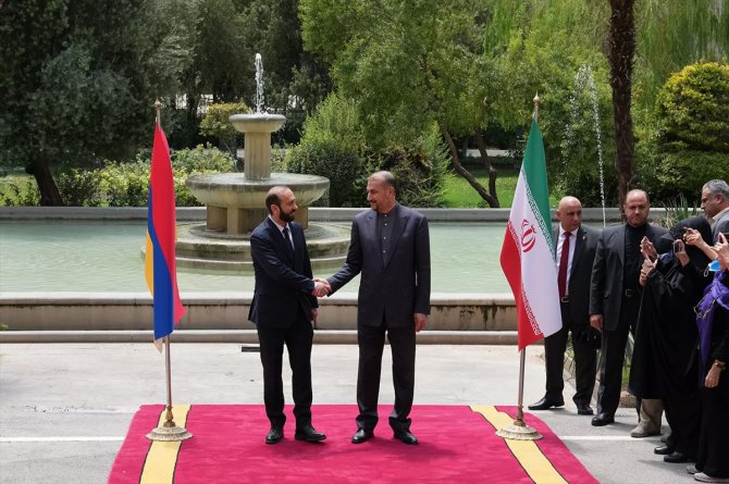 İran, "Azerbaycan ve Ermenistan'ın katılımıyla 3+3 formatında görüşmelere hazır olduğunu" açıkladı