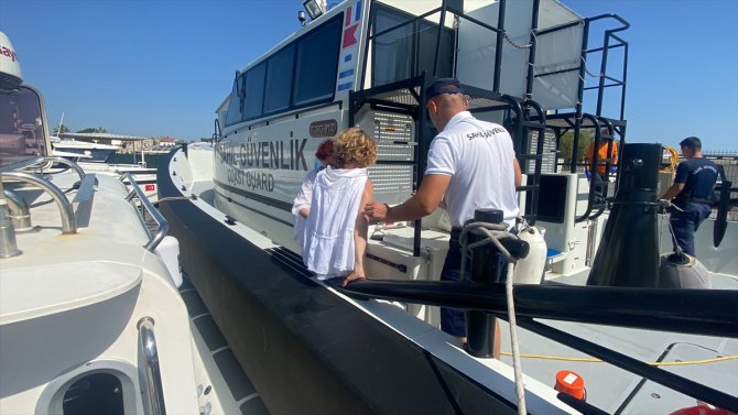 İzmir açıklarındaki gezi teknelerinde rahatsızlanan 2 kişiye tıbbi tahliye