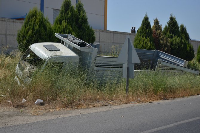 İzmir'de 3 aracın karıştığı kazada 3 kişi yaralandı