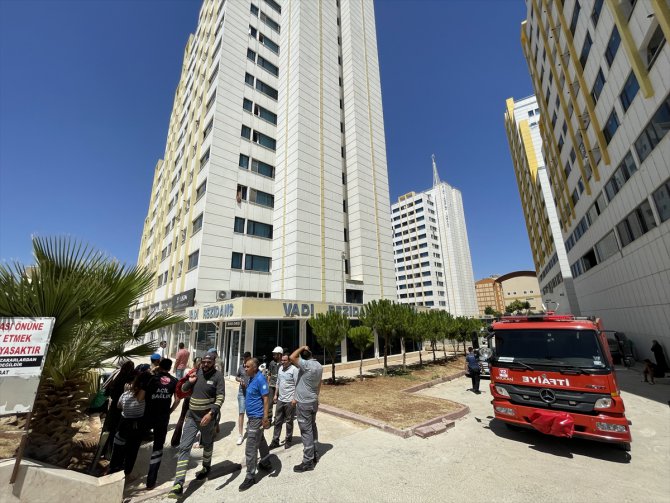 Kilis'te 13 katlı rezidansın terasında çıkan yangın söndürüldü
