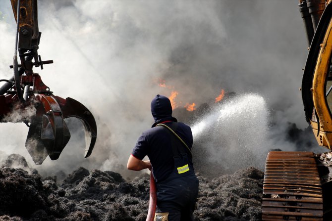 GÜNCELLEME - Kocaeli'de geri dönüşüm fabrikasında çıkan yangın söndürüldü