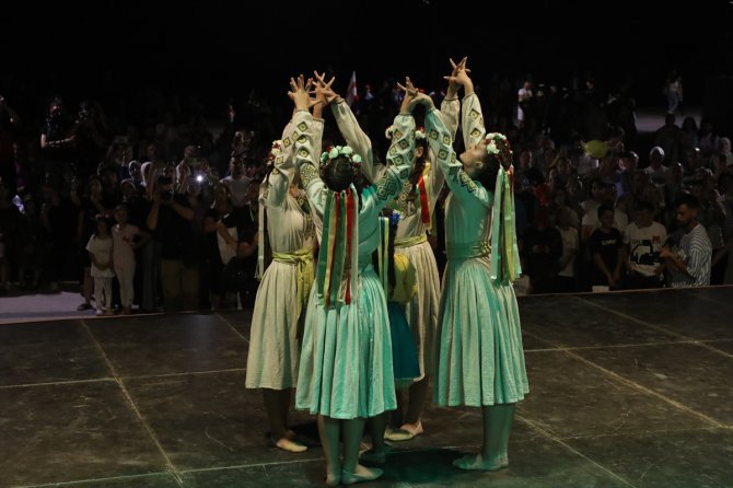 Rize'de, Ukraynalı dans topluluğu ekibi "savaş karşıtı" dans gösterisi yaptı