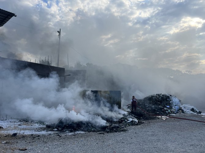 Sinop'ta ambalaj atık deposunda çıkan yangın söndürüldü