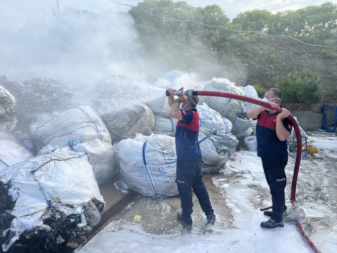 Sinop'ta ambalaj atık deposunda çıkan yangın söndürüldü