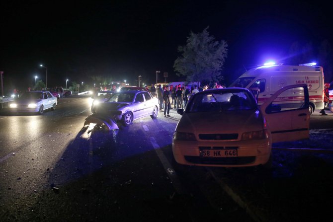 Sivas'ta iki otomobilin çarpıştığı kazada 9 kişi yaralandı