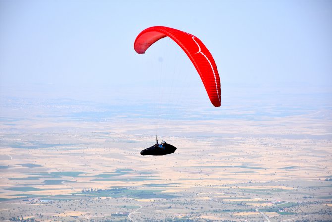 Yamaç Paraşütü Dünya Kupası'nda 130 sporcu Hasan Dağı'ndan uçacak