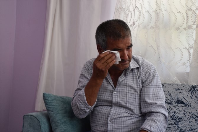 Afyonkarahisar'daki trafik kazasında hayatını kaybeden eşi için ağlıyor