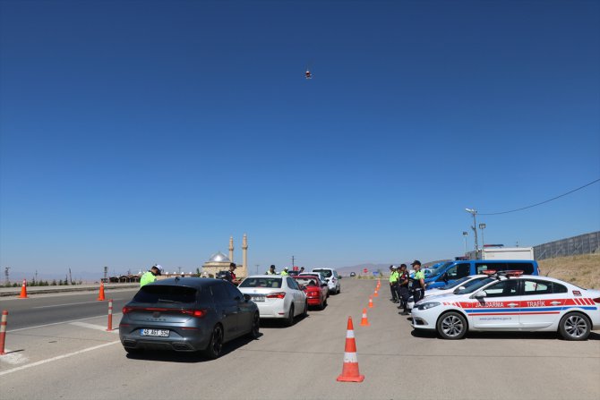 Ankara-Kayseri kara yolunda helikopterle trafik denetimi yapıldı