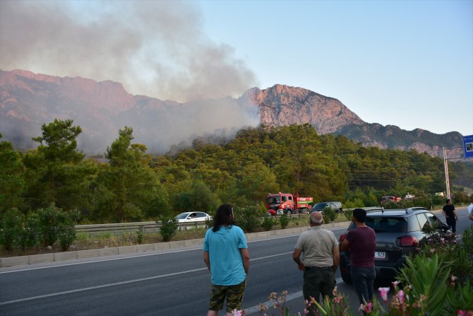 Antalya'nın Kemer ilçesindeki orman yangınına havadan ve karadan müdahale ediliyor