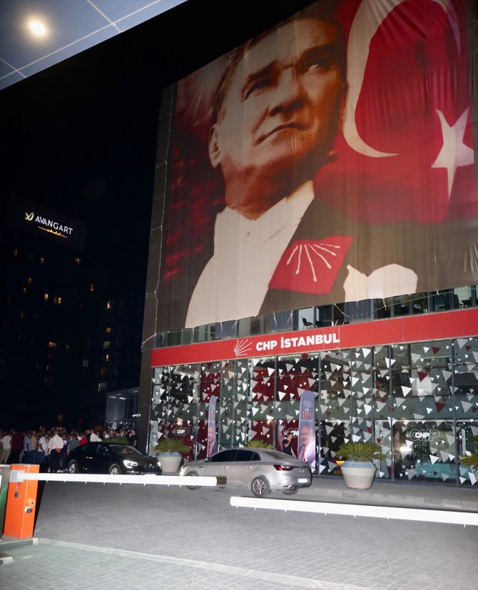 Delege seçimine müdahale edildiğini iddia eden CHP'liler İstanbul İl Başkanlığı önünde toplandı