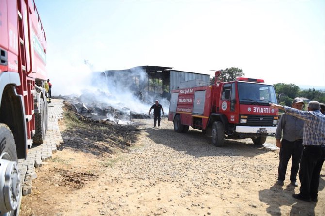 Edirne'de ahırda başlayan yangında 4 bin saman balyası ile traktör yandı