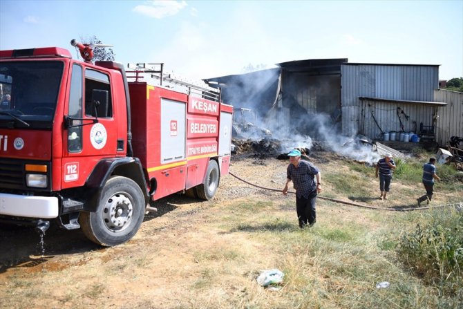 Edirne'de ahırda başlayan yangında 4 bin saman balyası ile traktör yandı