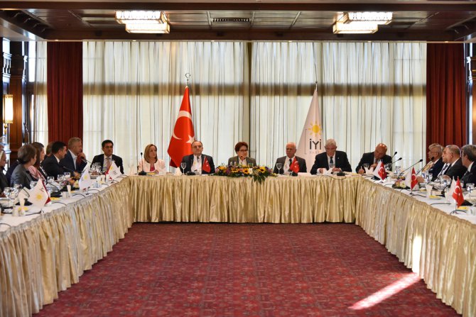 İYİ Parti Genel Başkanı Akşener, partisinin milletvekilleriyle yemekte bir araya geldi
