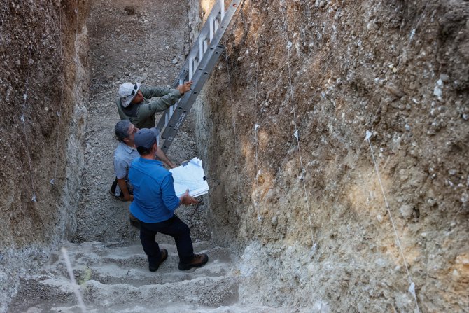İzmir Kemalpaşa Fayı'nın deprem potansiyelinin tespiti için hendek kazılıyor