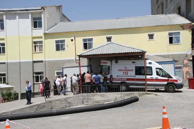 Muş'ta kaldırımda bekleyen aileye traktör çarptı, 1 kişi öldü, 2 kişi yaralandı