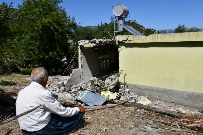 Osmaniye'de deprem nedeniyle yamaçtan kopan kaya parçası müstakil eve zarar verdi