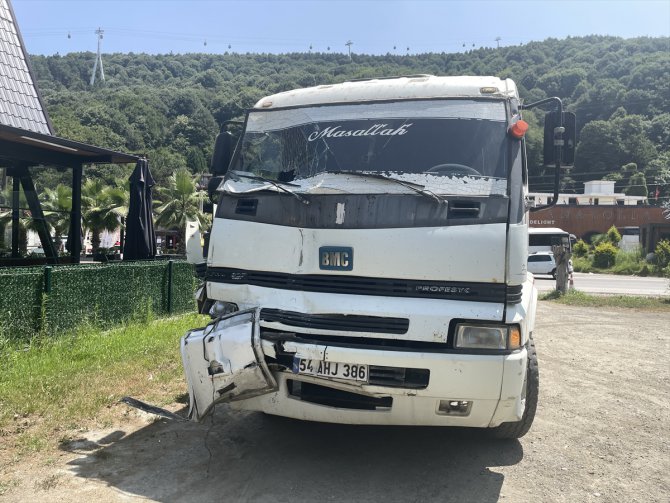 Sakarya'da hafriyat kamyonuyla çarpışan tur midibüsündeki 7 yabancı turist yaralandı