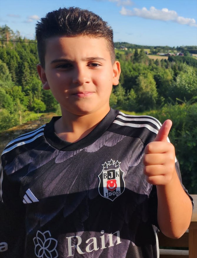 Türk bayrağını görünce duygulanan gurbetçi çocuğun görüntüsü sosyal medyada ilgi gördü
